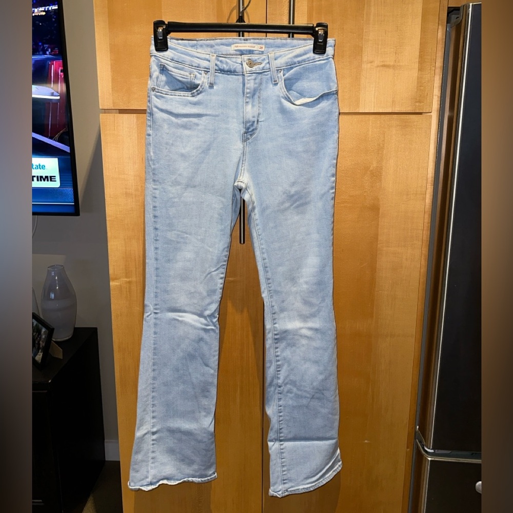 Levi's 725 High Rise Bootcut Jeans